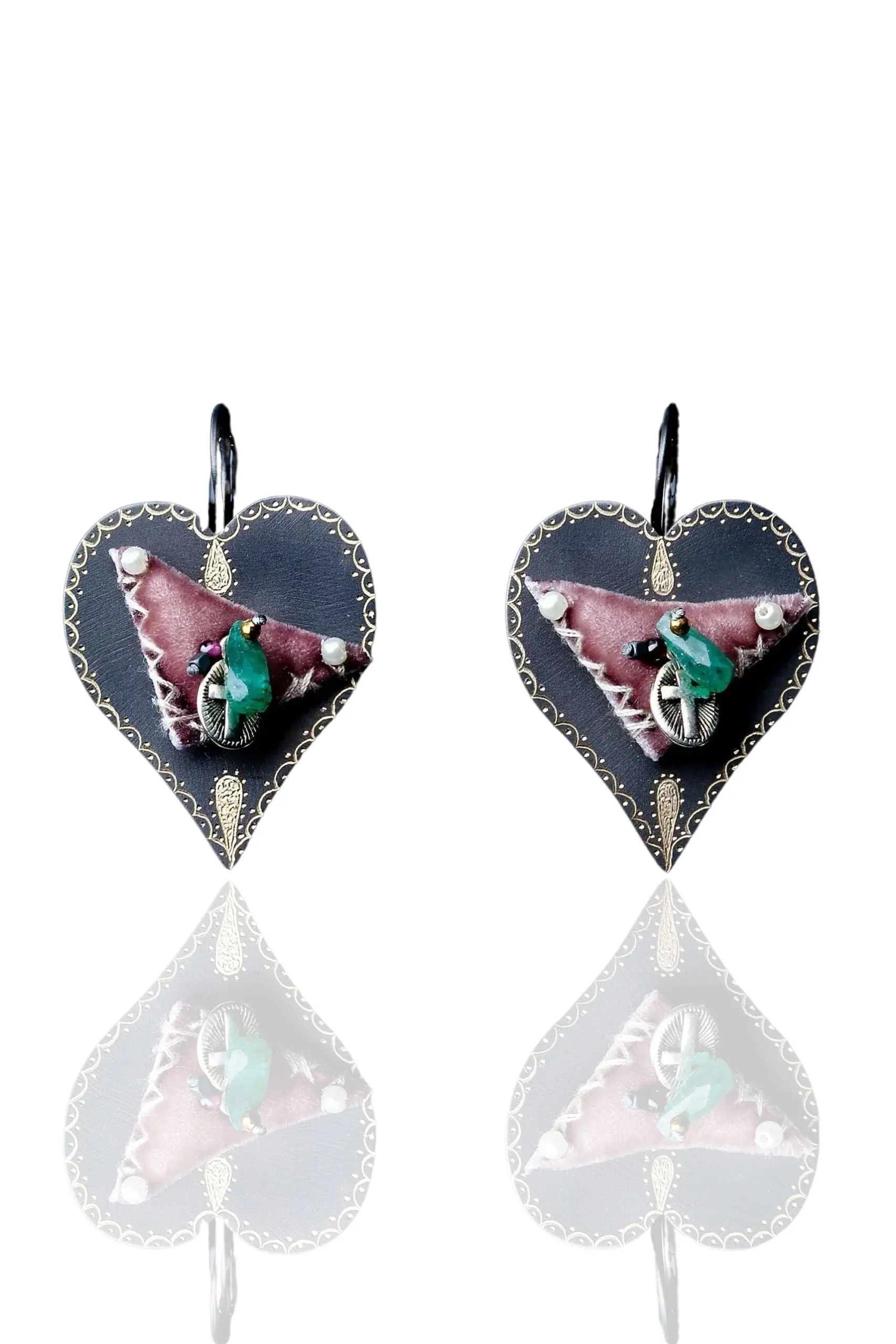 Heart engraved black bronze earrings