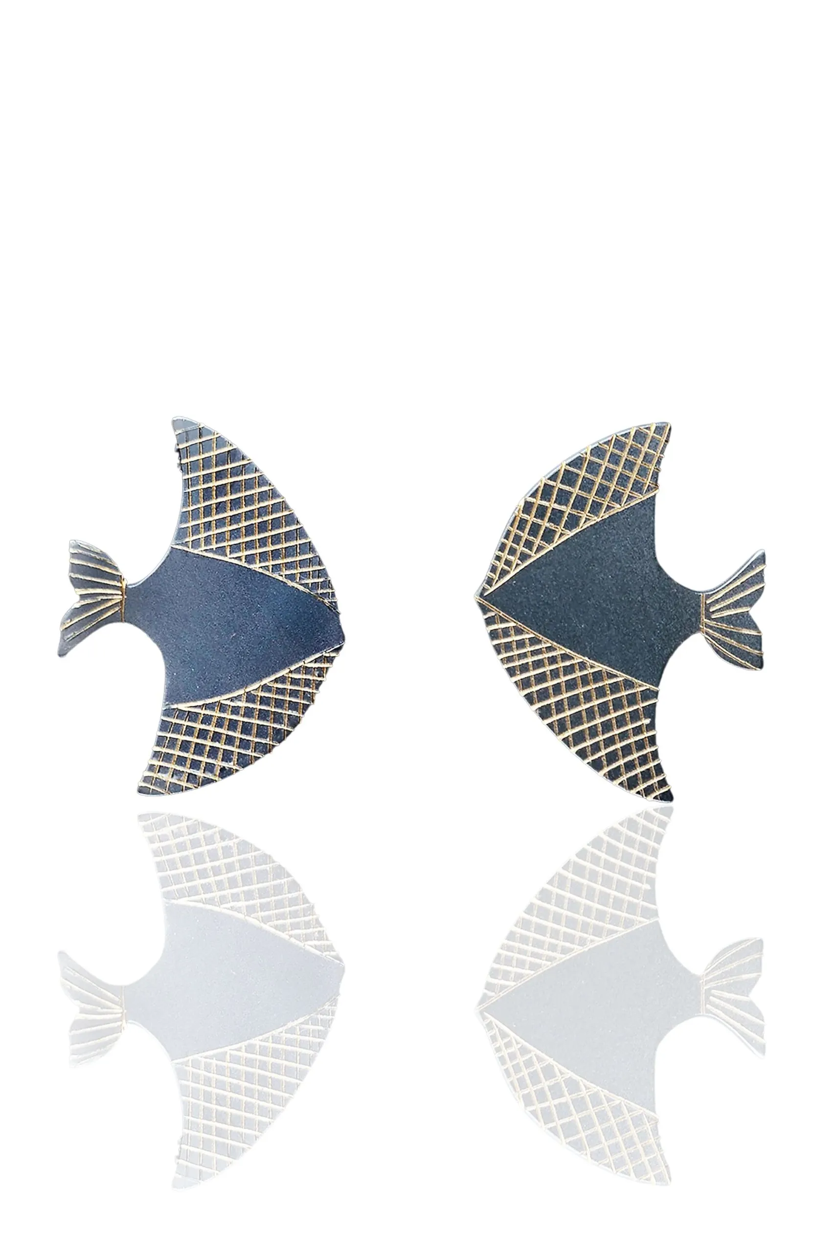 Fish engraved black bronze earrings