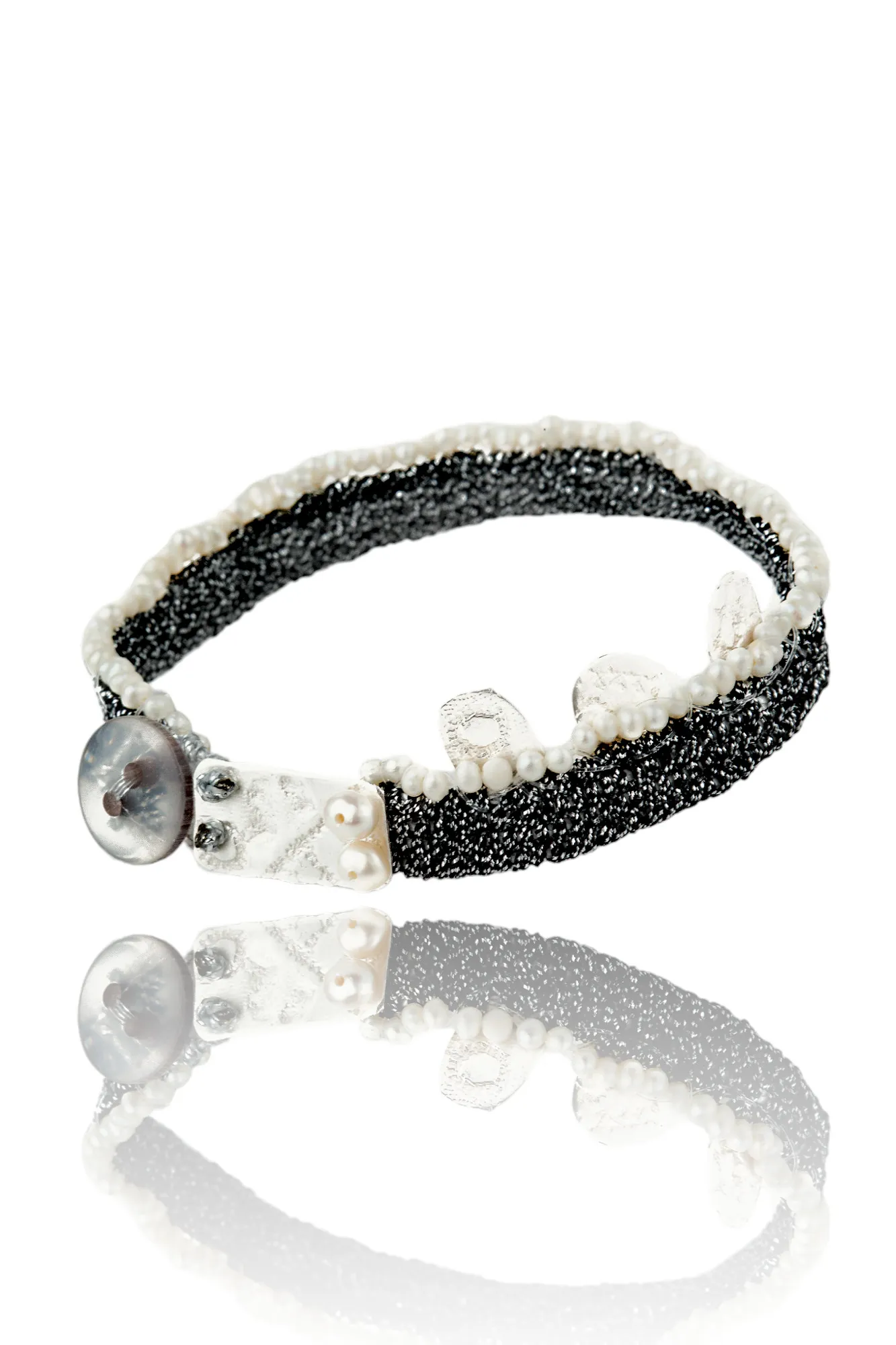 Woven bracelet with silver and pearls